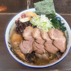 焼豚らーめん大盛り煮玉子、きくらげ、ゴロゴロチャーシュートッピン