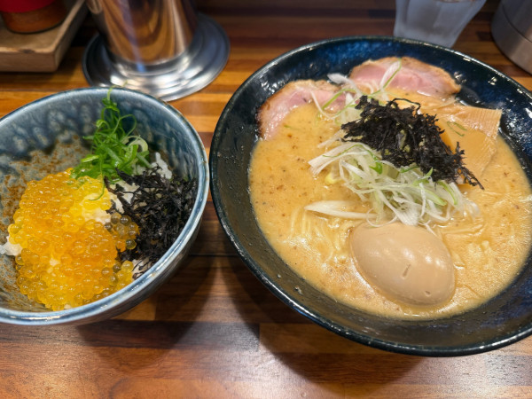 「銀だらラーメン味玉入り+山女魚の卵DE黄金イクラご飯」@鮮魚らーめん 五ノ神水産の写真