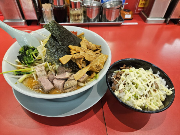 「特製味噌ネギラーメン+白髪ネギ+コロチャー+メンマ」@ラーメン山岡家 日立東金沢店の写真