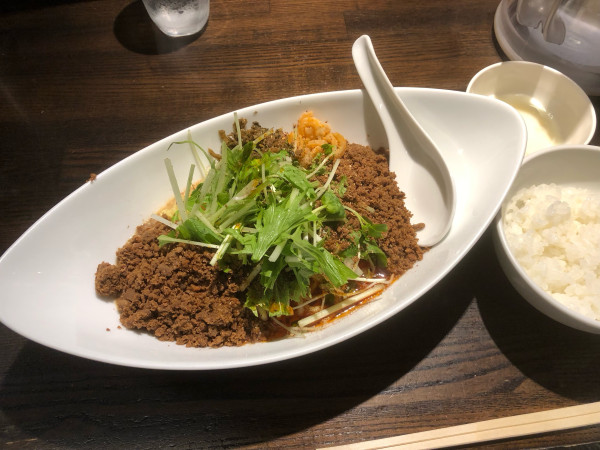 「つゆ無し担々麺白胡麻（1,200円）、肉増し（200円）、温玉半」@四川担担麺 阿吽 湯島店の写真