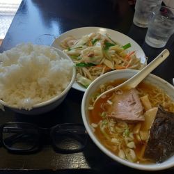 本日の日替りランチ(ニラモヤシ炒め・ラーメン)