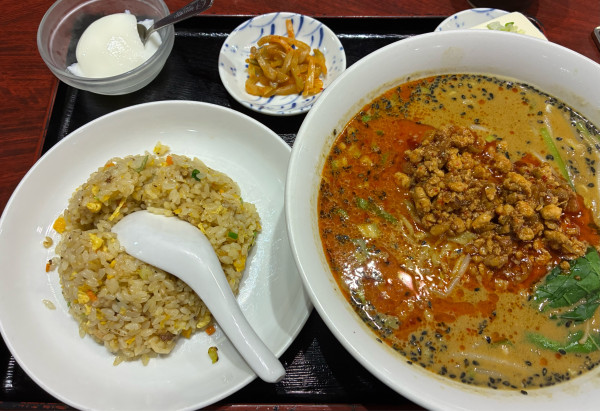 「黒ゴマ担々麺半チャーハンセット　1000円」@龍盛菜館 渋谷店の写真