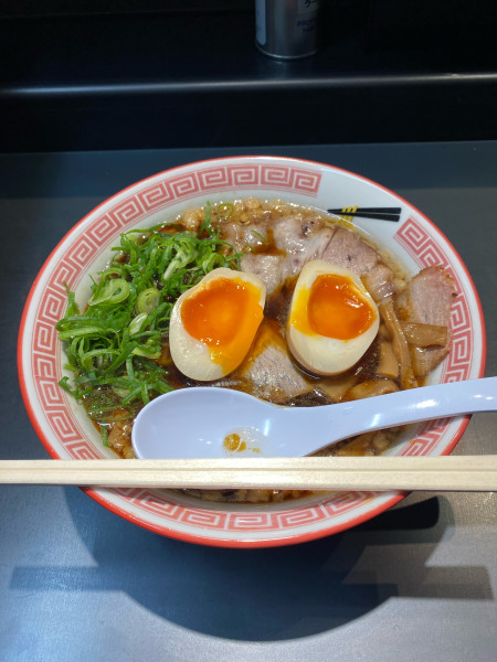「尾道ラーメン大盛味玉トッピング」@尾道ラーメンしょうや 福山駅前店の写真