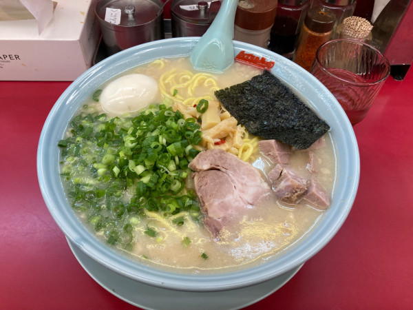 「プレミアム塩とんこつ大盛り+大盛り1370円」@ラーメン山岡家 太田店の写真