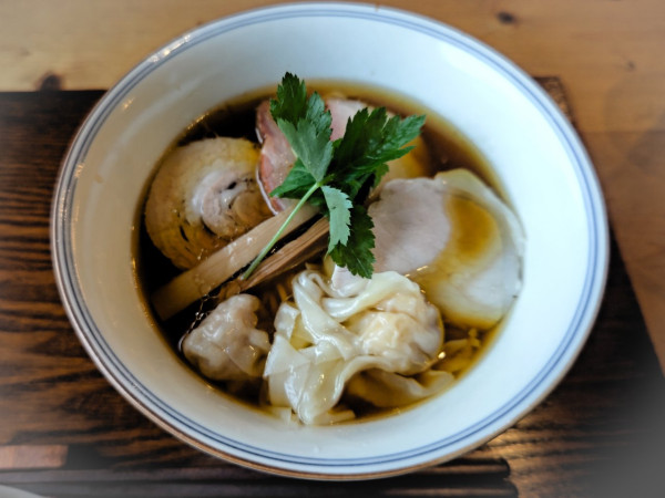 「わんたん入り醤油らぁ麺」@Ramen FeeLの写真