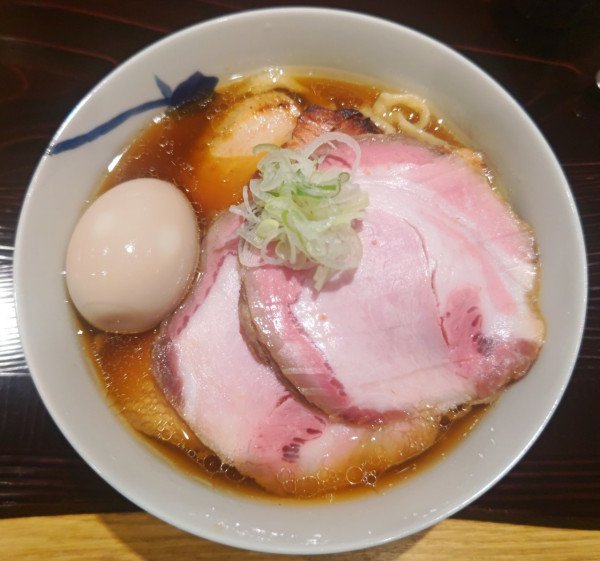 「醤油（中太てもみ麺）+味玉+チャーシュー」@麺 みつヰの写真