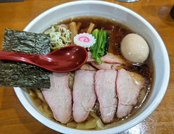 「焼豚ワンタン麺味玉入り(しょうが醤油味)」@とら食堂 松戸分店の写真