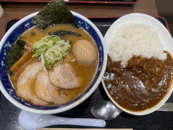「せたが屋らーめん+ラーメン屋のカレー」@せたが屋 pasar蓮田店の写真