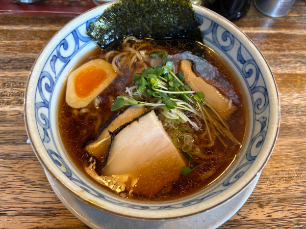 「中華そば黒　太麺　麺硬　960円」@野田醤油ラーメン 麺屋あじくま 柏インター店の写真