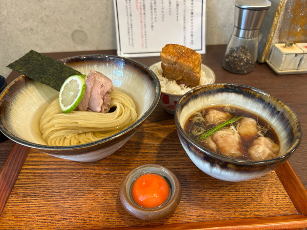 「昆布水つけ麺＋肉ワンタン2個×2＋角煮めし(卵黄)」@ramen club トトノエの写真