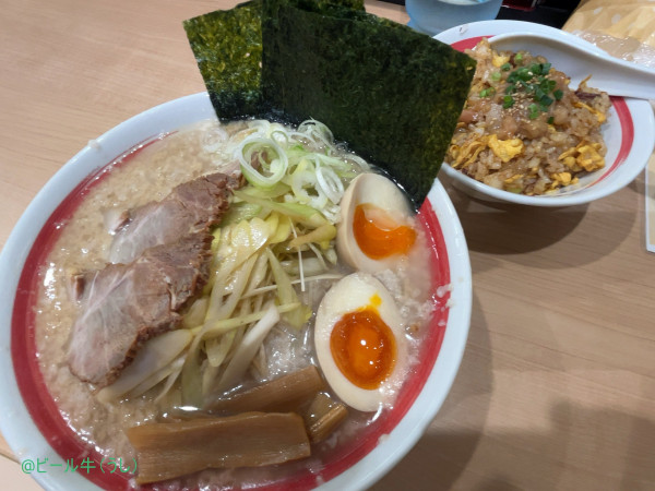 「スペシャル(1200円)背脂多め醤油、半チャーハン(400円)」@らーめんチャチャまるの写真