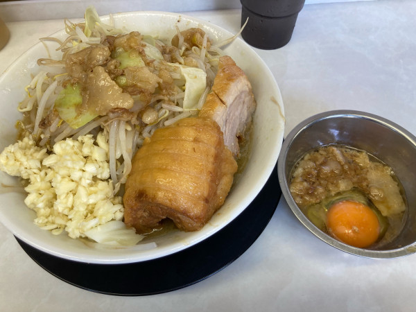 「ラーメン半分　脂生卵」@ラーメン豚ヒロの写真