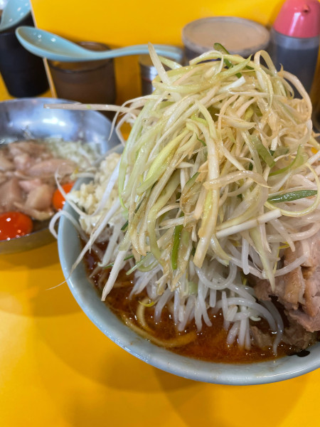 「小ラーメン ニンニク 辛い奴2倍 ネギ あぶら過多ぶら」@ラーメン二郎 八王子野猿街道店2の写真