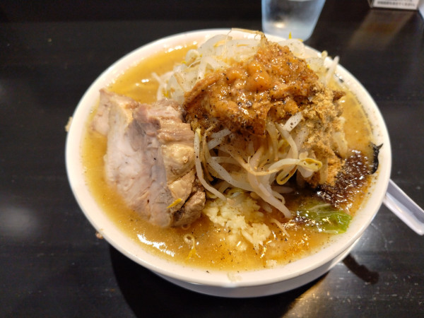 「ラーメン魚粉ヤサイニンニクアブラ普通」@WILD PIGの写真