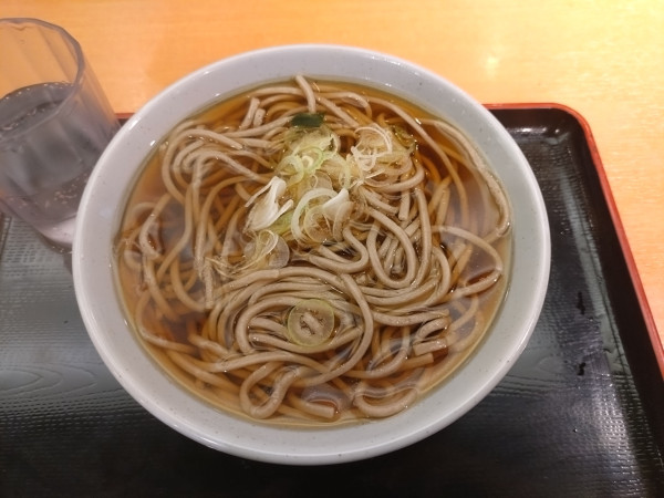 「かけそば400円」@かのや 新橋駅構内店の写真