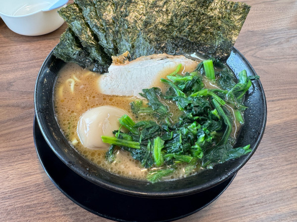 「直伝ラーメン　1200」@家系ラーメン王道家直伝 との丸家 八千代店の写真
