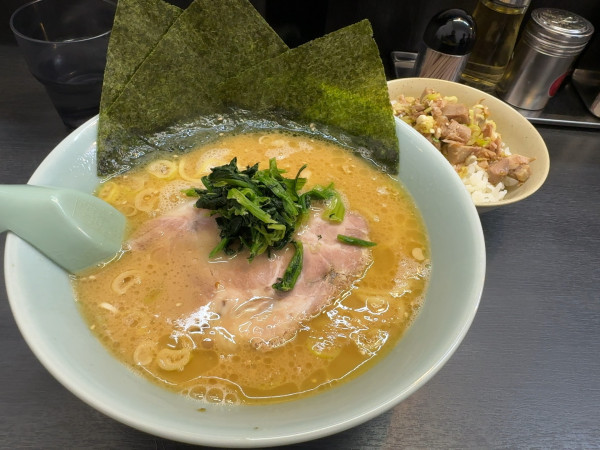 「ラーメン並＋ねぎチャーシューめし」@千家 上川井店の写真