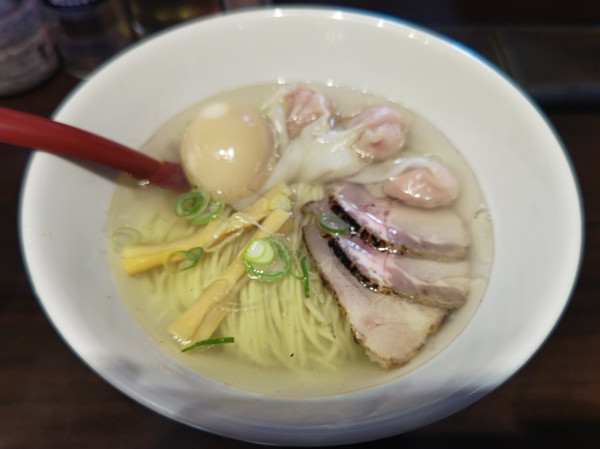「中華そば塩ワンタン+味玉」@寿製麺 よしかわ 西台駅前店の写真