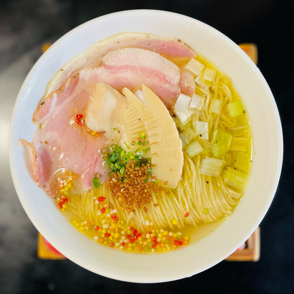 「丸鶏塩そば」@麺栞 みかさの写真