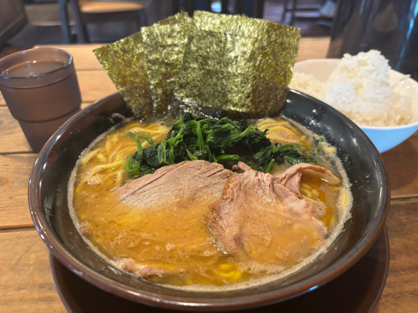 「ラーメン930円 大盛100円 ランチ大盛ライス100円」@横浜醤油豚骨ラーメン 銀十の写真
