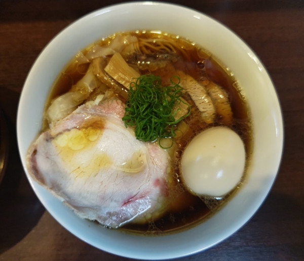 「醤油らーめん+味玉+チャーシュー+ワンタン+卵かけご飯」@とものもとの写真