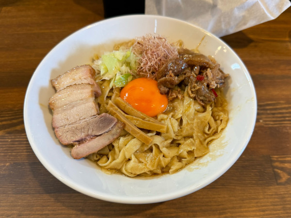 「ワシワシ肉油そば（極太麺変更、麺大盛り）」@自家製麺 ラカンの写真