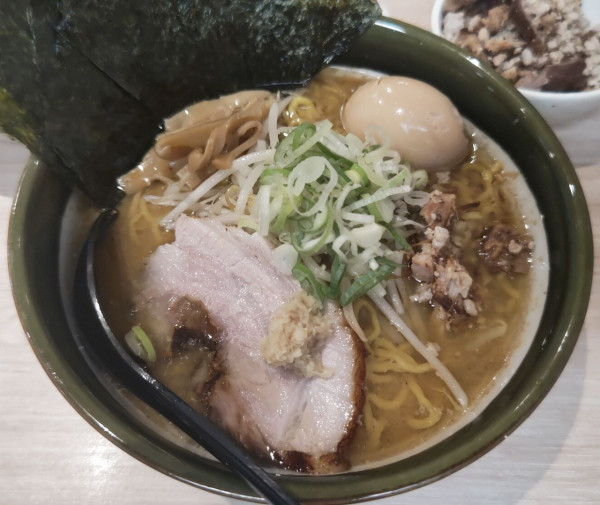 「味噌ラーメン+味玉+コマ肉+のり」@ラーメン郷の写真
