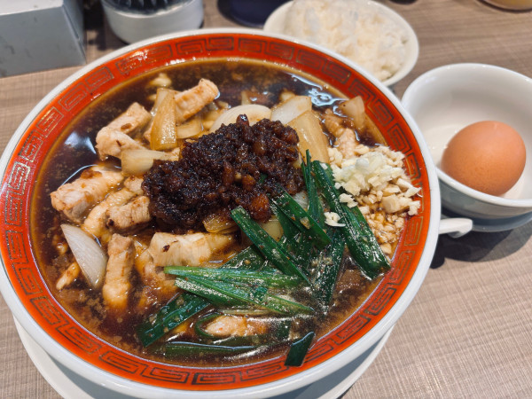 「スタミナラーメン 生卵＆ライスセット」@肉そば 藍の写真