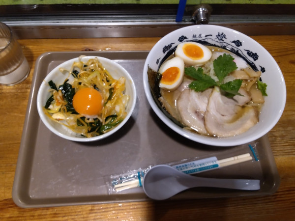「特製淡麗鶏塩ラーメン　ピリ辛那須丼セット(1600円)」@麺屋一燈 那須高原SA店の写真