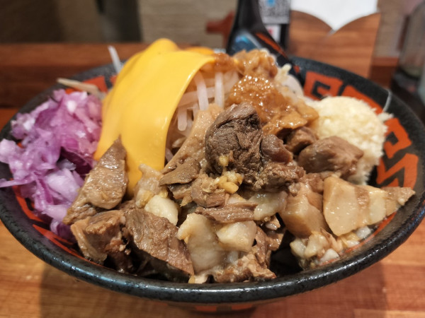 「特製ラーメン汁なし」@東京ぶたくらぶの写真