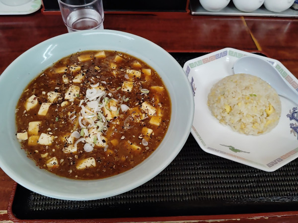 「マーボーメンと半チャーハンセット　　980円」@餃子本館 本店の写真