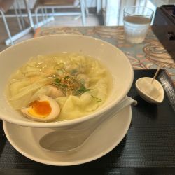 雲呑三種ワンタン乗せ麺　1080円