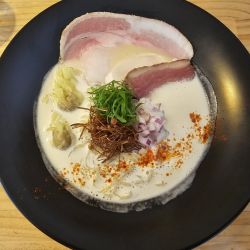 【限定】鴨・鶏・豚の泡白湯＋わんたん　1300＋200円