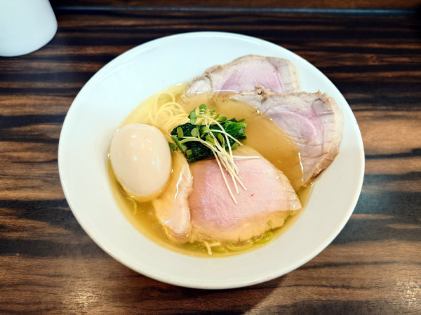 「限定 ホロホロ鳥中華そば(白醤油)+豚うで肉」@中華そば 梟の写真