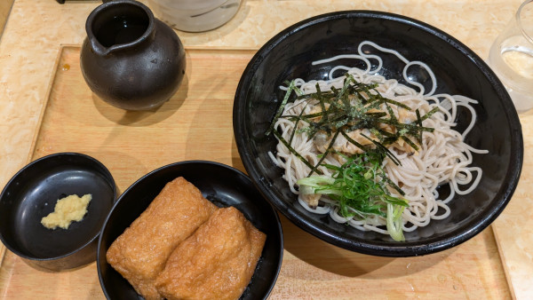 「【期間限定】冷し深川あさりそばいなりセット」@小諸そば 九段下駅前店の写真