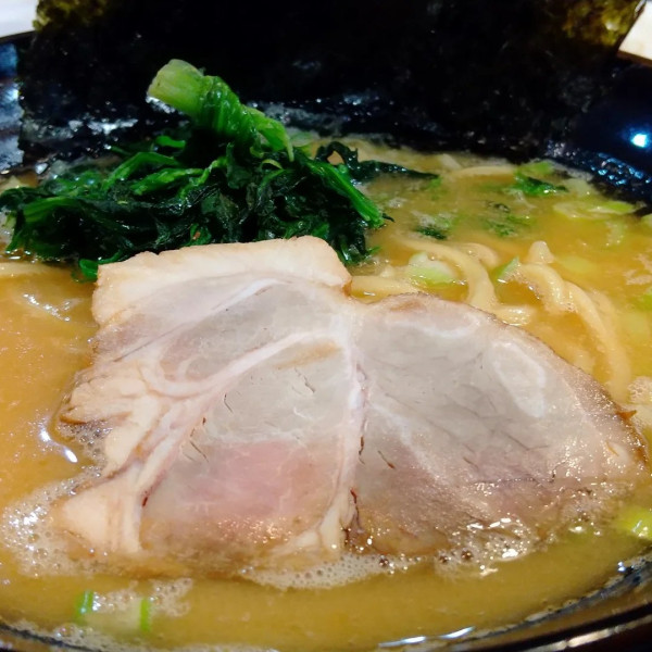 「#醤油とんこつ #900円 #ライス #150円」@横浜家系ラーメン いず三家の写真