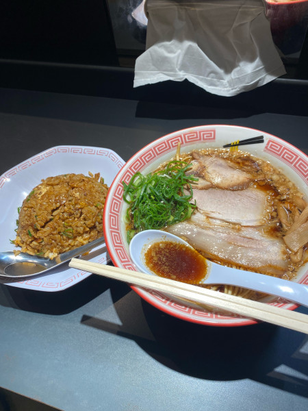 「尾道ラーメン大盛炒飯小」@尾道ラーメンしょうや 福山駅前店の写真