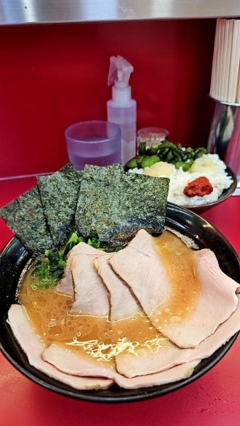 「ラーメン(並)チャーシュー3枚に🍚」@横浜ラーメン 相馬家の写真
