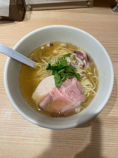 「貝と焼きあごの中華そば　塩(950円)」@中華そば くらむの写真