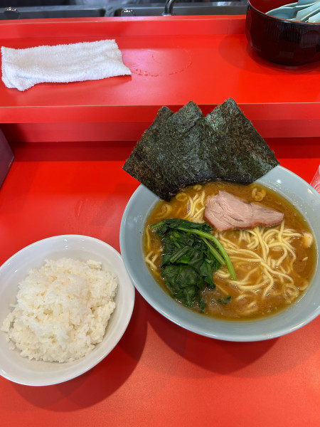 「中盛りラーメン(960円)ライス(150円)」@横浜家系ラーメン 黄金家 新町店の写真