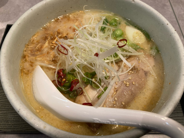 「青唐仕立ての豚骨しお」@らーめん 山頭火 越谷イオンレイクタウン店の写真