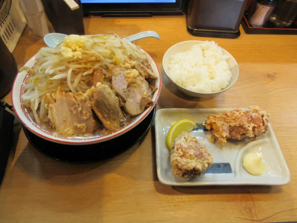 「カネシ醤油味チャーシュー麺（１２００円）唐揚げセット３５０円」@THE魚郎 野田店の写真