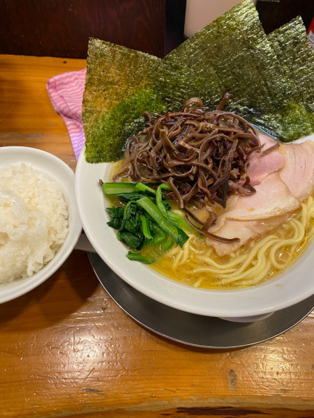 「ラーメン（並）＋ライス＋キクラゲ」@家系ラーメン六郷家の写真
