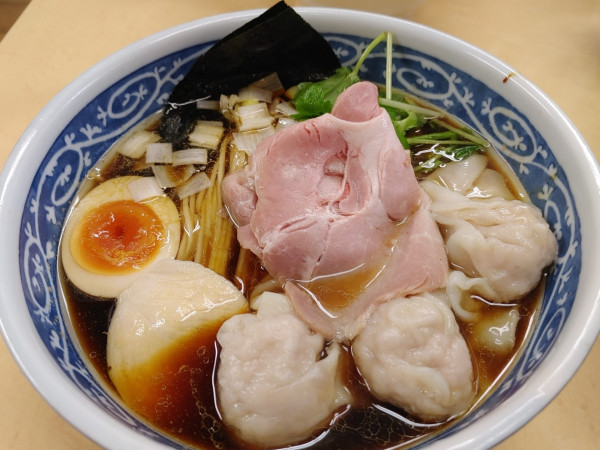 「わんたん煮干そば　黒醤油（1,330円）」@中華そば よしかわの写真
