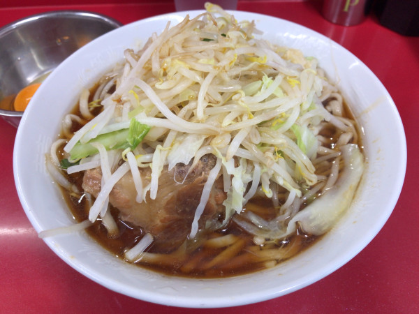 「小ラーメン豚2枚(ニンニク少なめ、カラメ)+生たまご 1000円」@ラーメン二郎 越谷店の写真