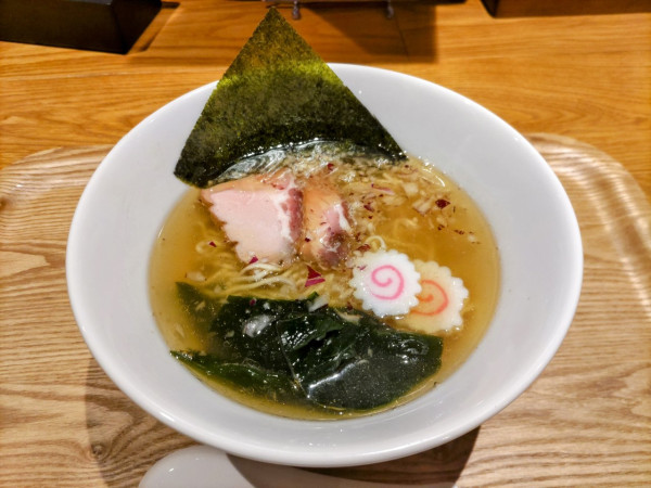 「煮干しラーメン 800円」@炭火焼 二十丸 博多店の写真