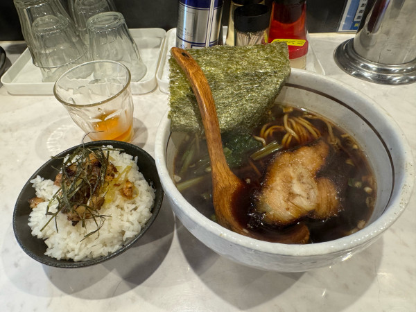 「醤油らーめん　850円    ねぎ豚ご飯150円」@本八幡だんちょうてーの写真