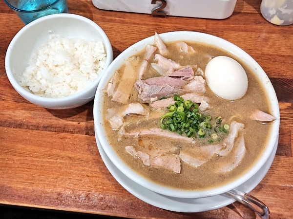 「【限定】煮干しと節の肉中華そば、ライス」@無冠 阿佐ヶ谷の写真