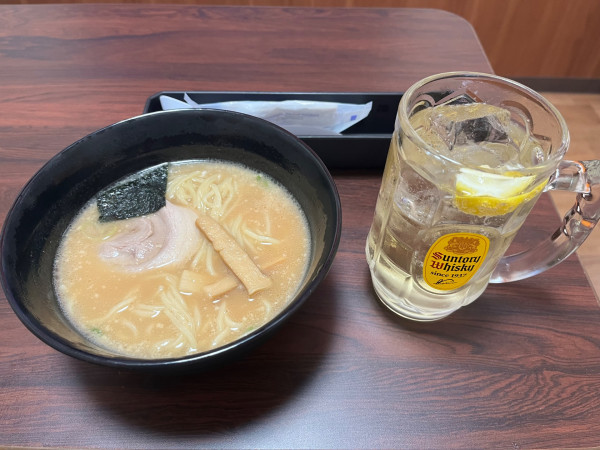 「嵐げんこつらあめん背脂豚骨しょうゆ味」@カラオケまねきねこ 小名浜店の写真