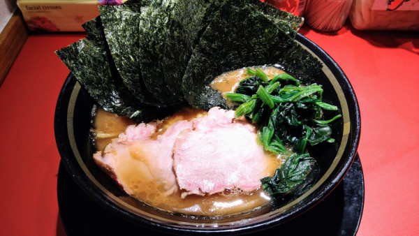 「ラーメン(味濃いめ･麺硬め)+海苔」@家系ラーメン 王道乃印 新橋店の写真